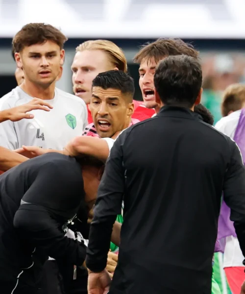 Non solo calci e pugni tra giocatori dopo la finale: nuova follia di Luis Suarez. Foto