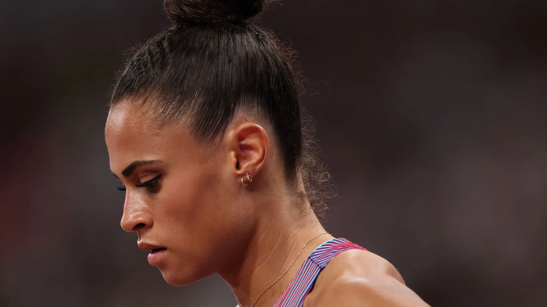 Ha stabilito il record mondiale dei 400m ostacoli per la prima volta nel 2021, superando la barriera dei 52 secondi...
