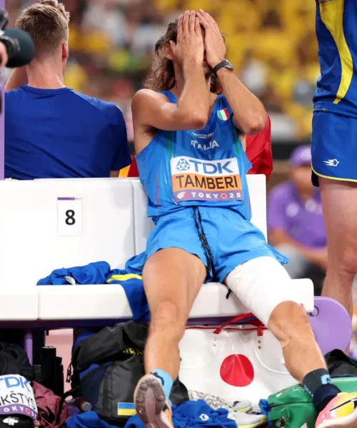Gianmarco Tamberi mai così affranto: le foto del campione che si sfoga