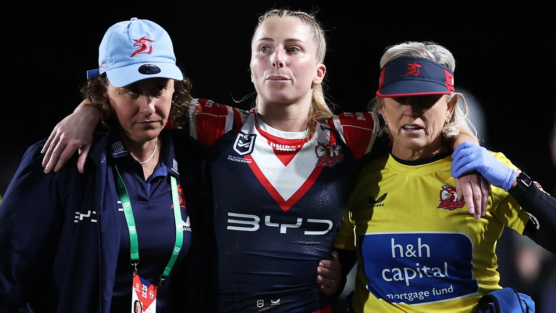 Tarryn Aiken è stata costretta a lasciare il campo durante la partita di rugby league australiana tra i Sydney Roosters e gli Sharks