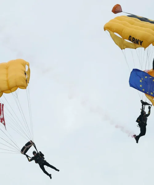 Spettacolo in cielo: tutti i tifosi con il naso all’insù. Le foto