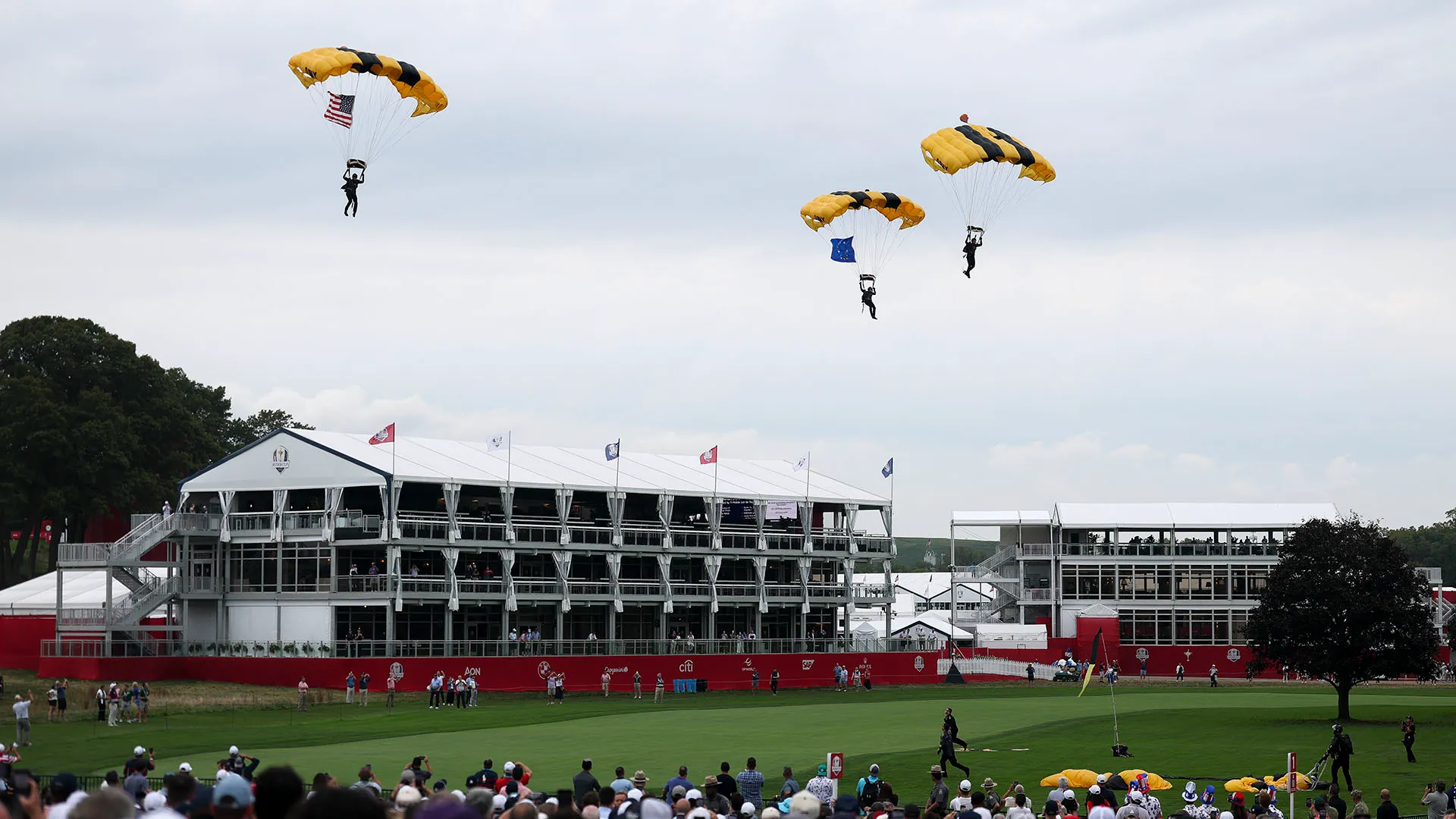 Splendida l'esibizione del Golden Knights Parachute Team
