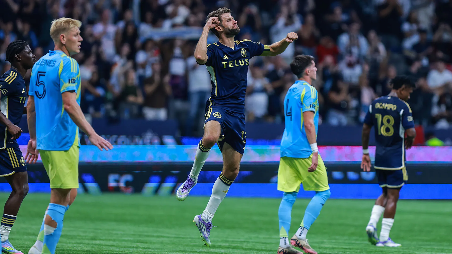 "Un saluto anche ai miei ex compagni del Bayern Monaco e in particolare a Harry Kane. Harry, ora capisco cosa provi", ha detto in un videomessaggio mostrando il pallone della tripletta