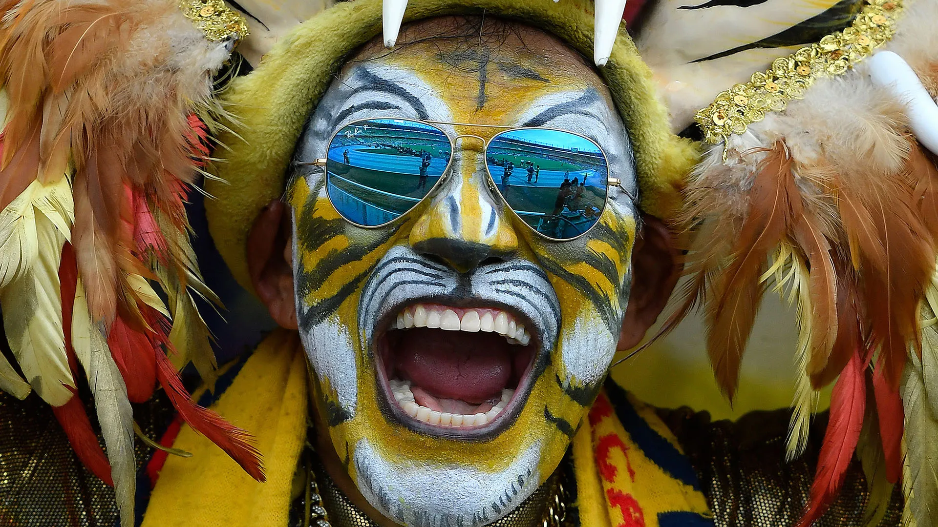 Oltre a indossare il costume, Tigre Colombiano si pittura anche il viso
