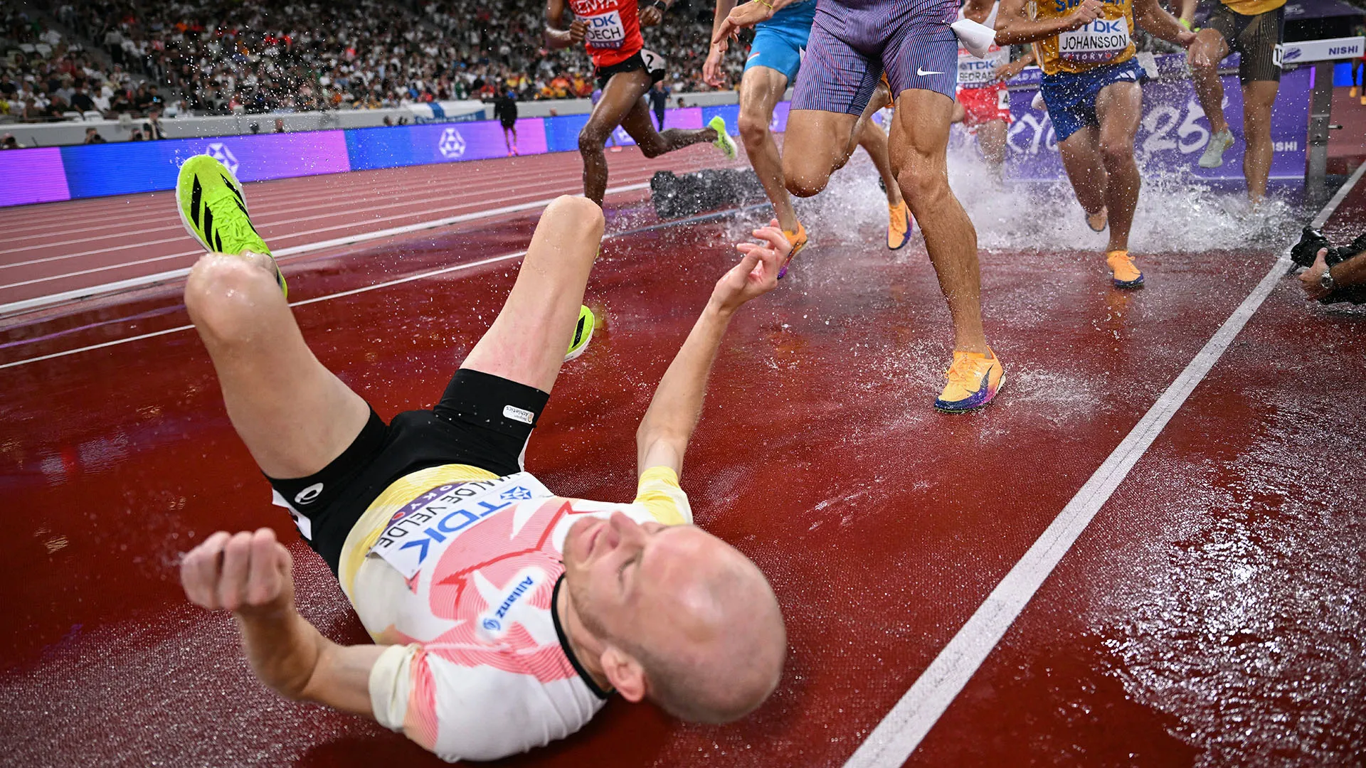 L'atleta belga è scivolato: la sua gara era ormai compromessa