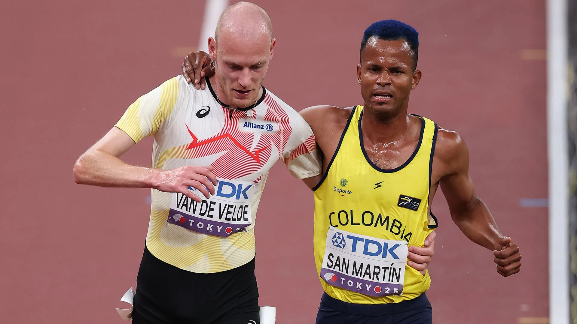 Lo splendido gesto dell'atleta impressiona il pubblico: le immagini