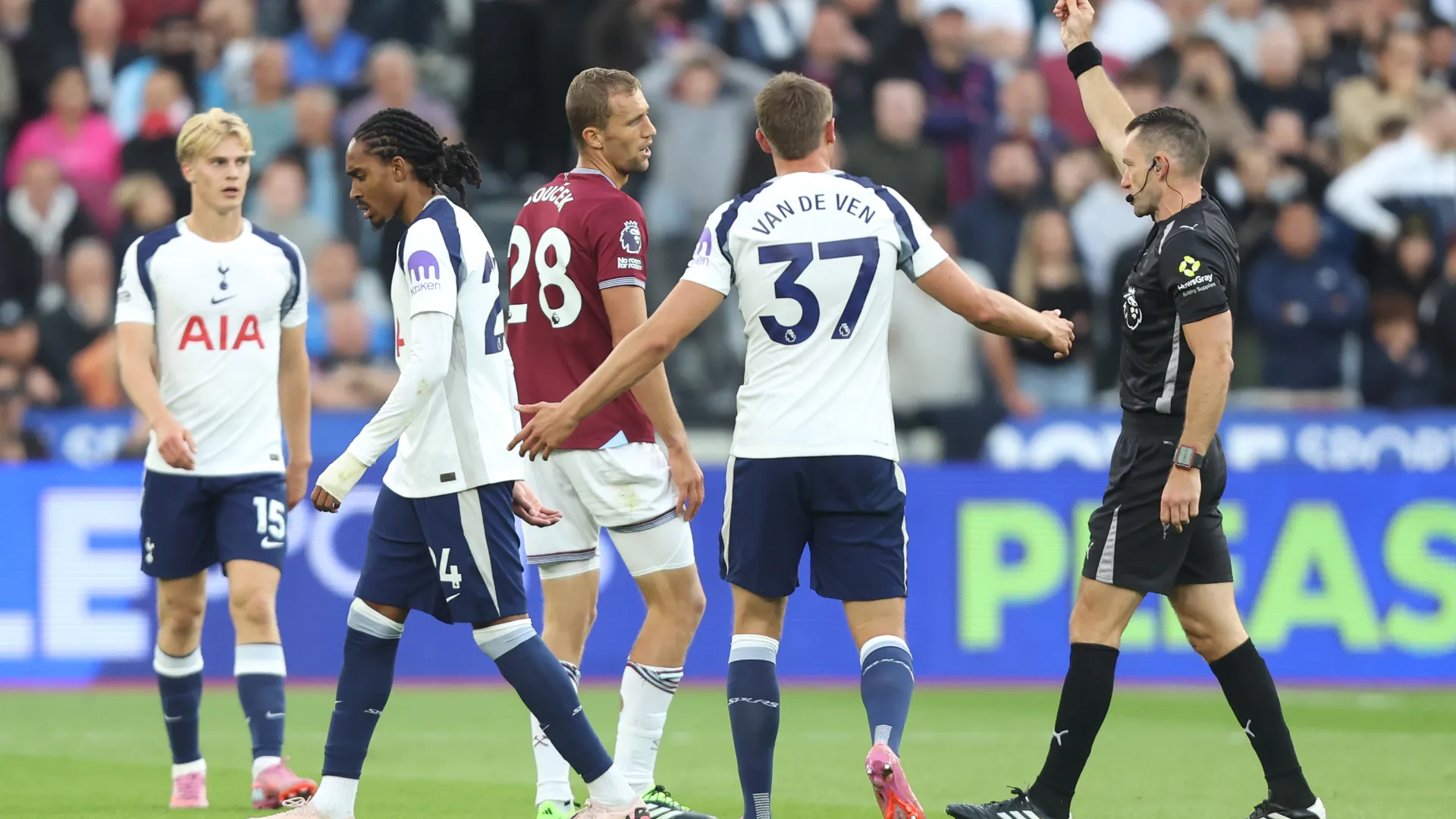Follia di Tomas Soucek durante la sfida tra West Ham e Tottenham
