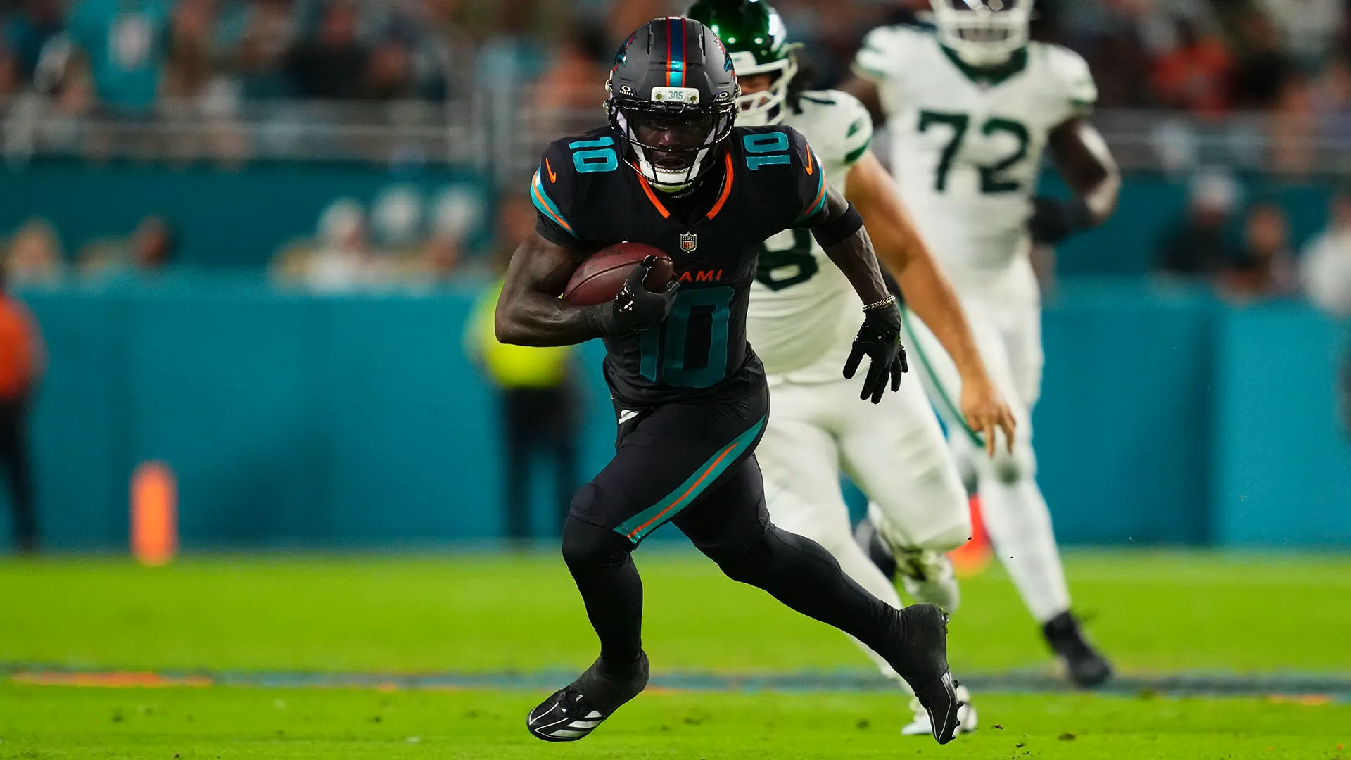 Tyreek Hill si è infortunato durante la sfida tra New York Jets e Miami Dolphins
