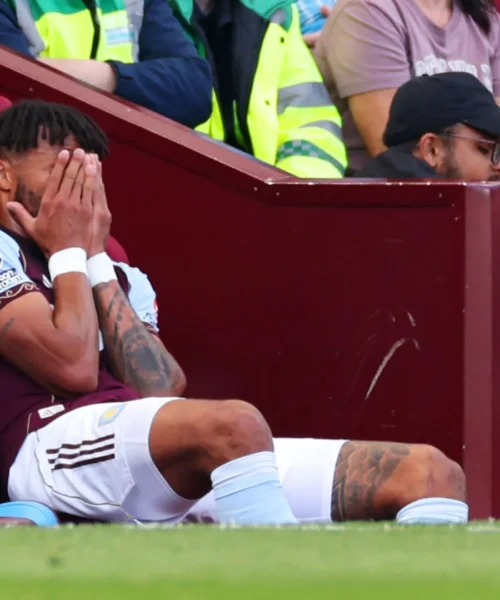 Incubo Tyrone Mings: esce dal campo e piange a dirotto. Foto