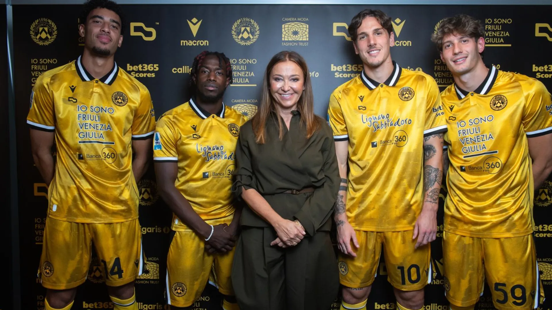 Il kit è completato da pantaloncini giallo-oro
