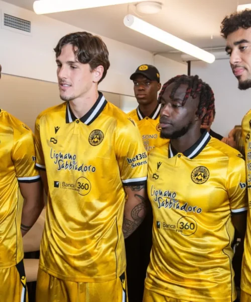 L’Udinese si veste di oro: le immagini della nuova luccicante maglia