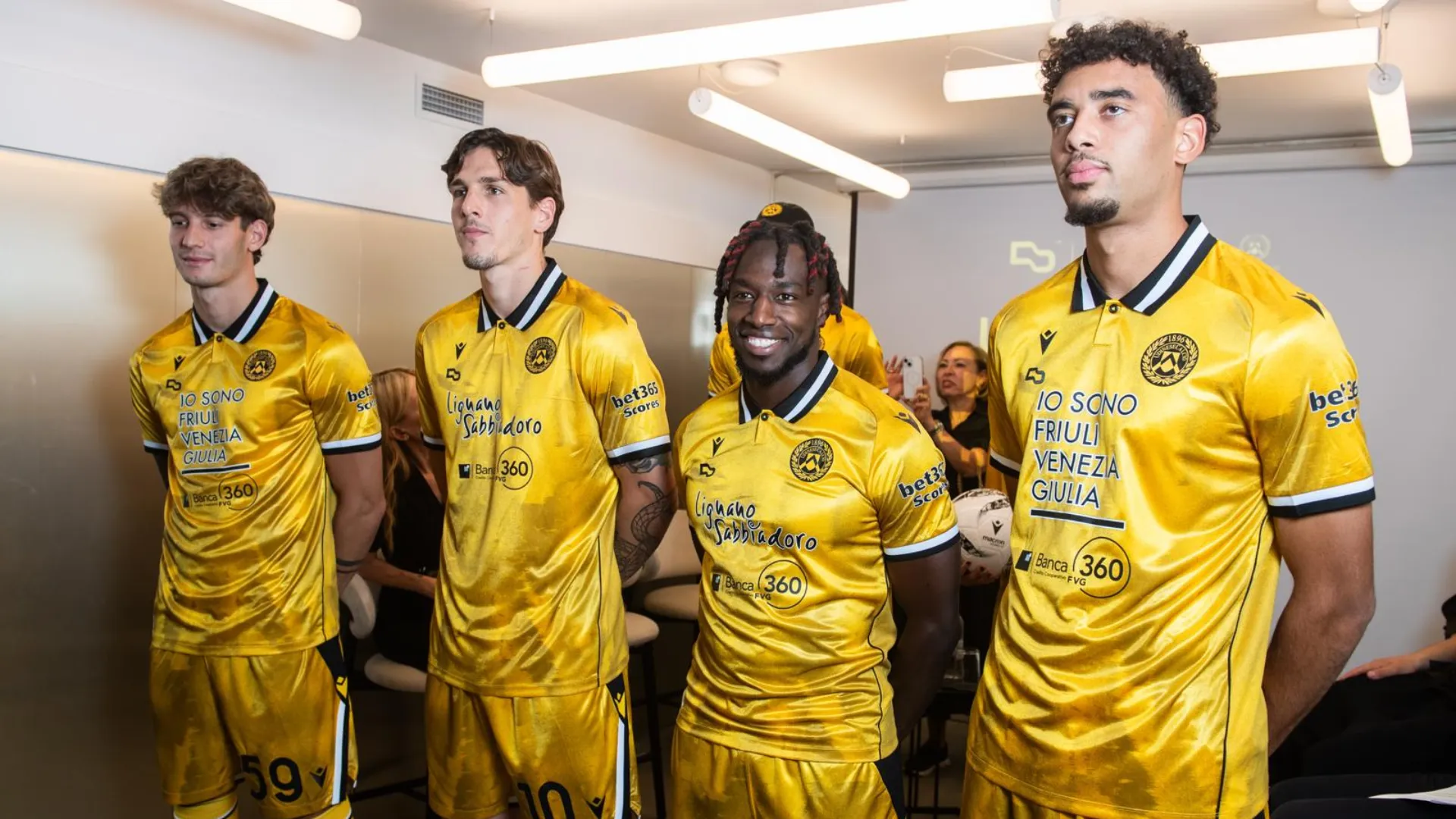 L'Udinese si veste di oro: le immagini della nuova maglia
