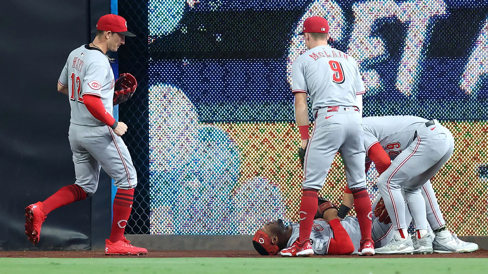 Brutto scontro per Will Benson durante la partita di MLB tra i Cincinnati Reds e i San Diego Padres
