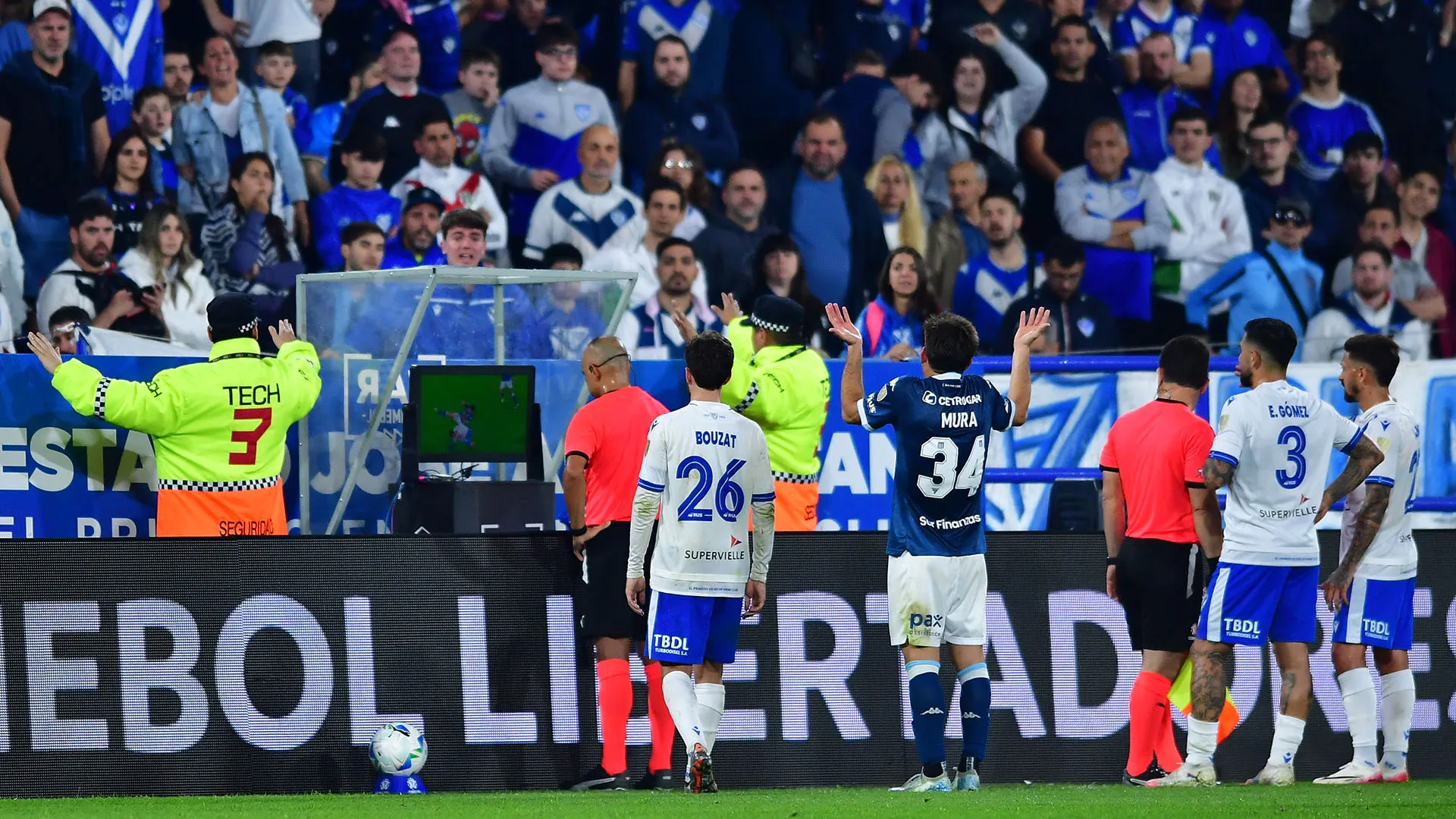 I tifosi di casa hanno bersagliato l'arbitro durante un controllo VAR