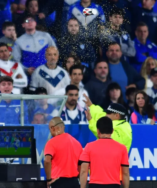 Lanciano di tutto contro l’arbitro: scene assurde in Argentina, le foto