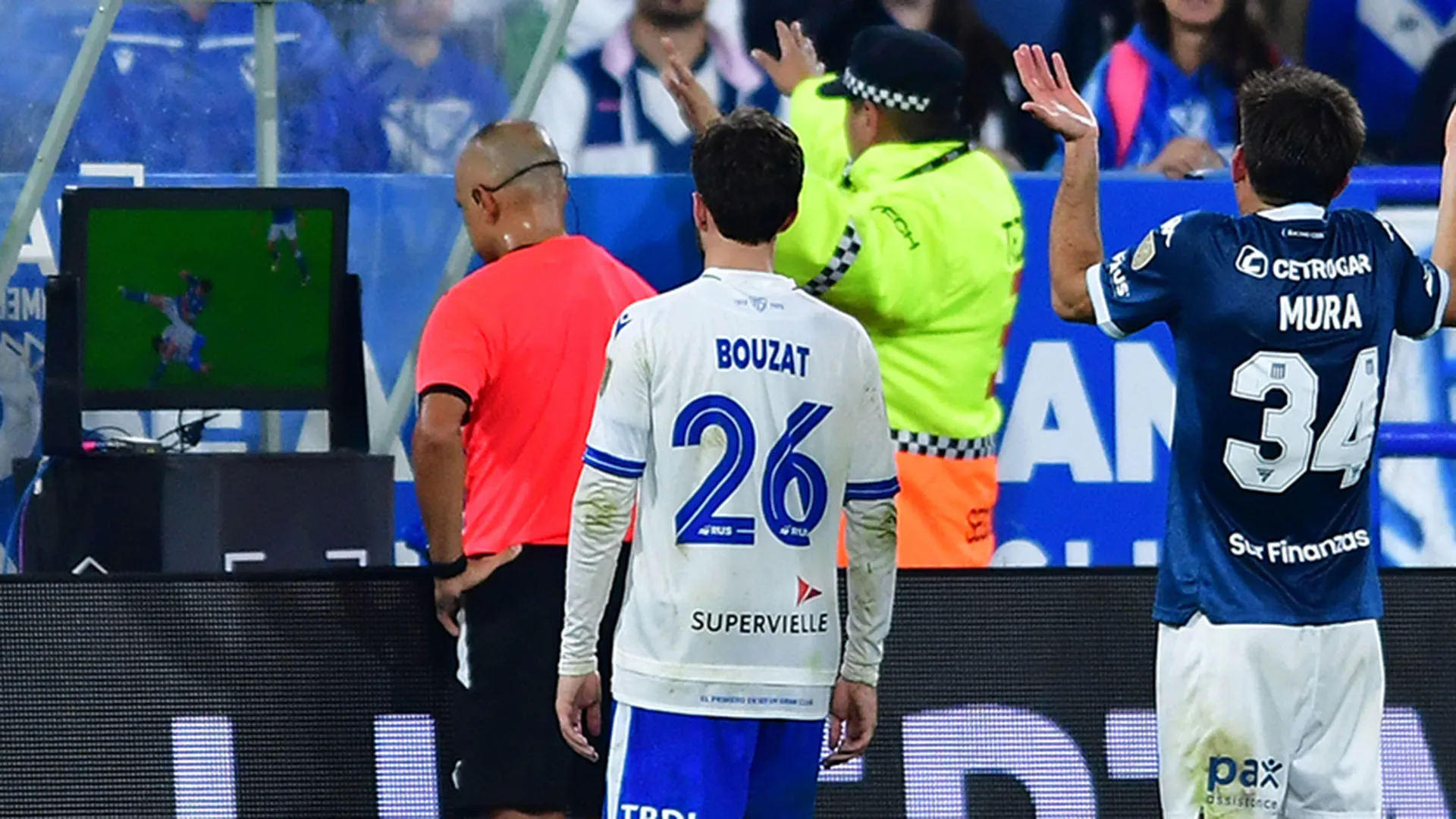 Anche alcuni calciatori hanno tentato di calmare i tifosi del Velez