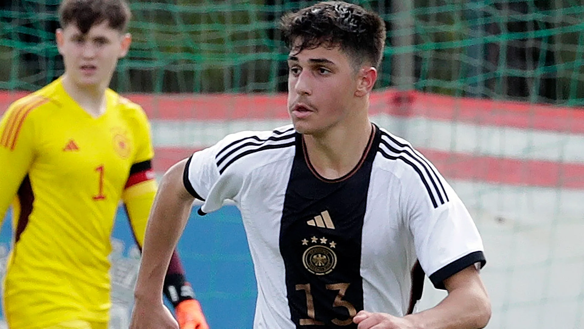 Anche gli osservatori di Bayer Leverkusen, Stoccarda, Lipsia e Werder Brema lo stanno seguendo