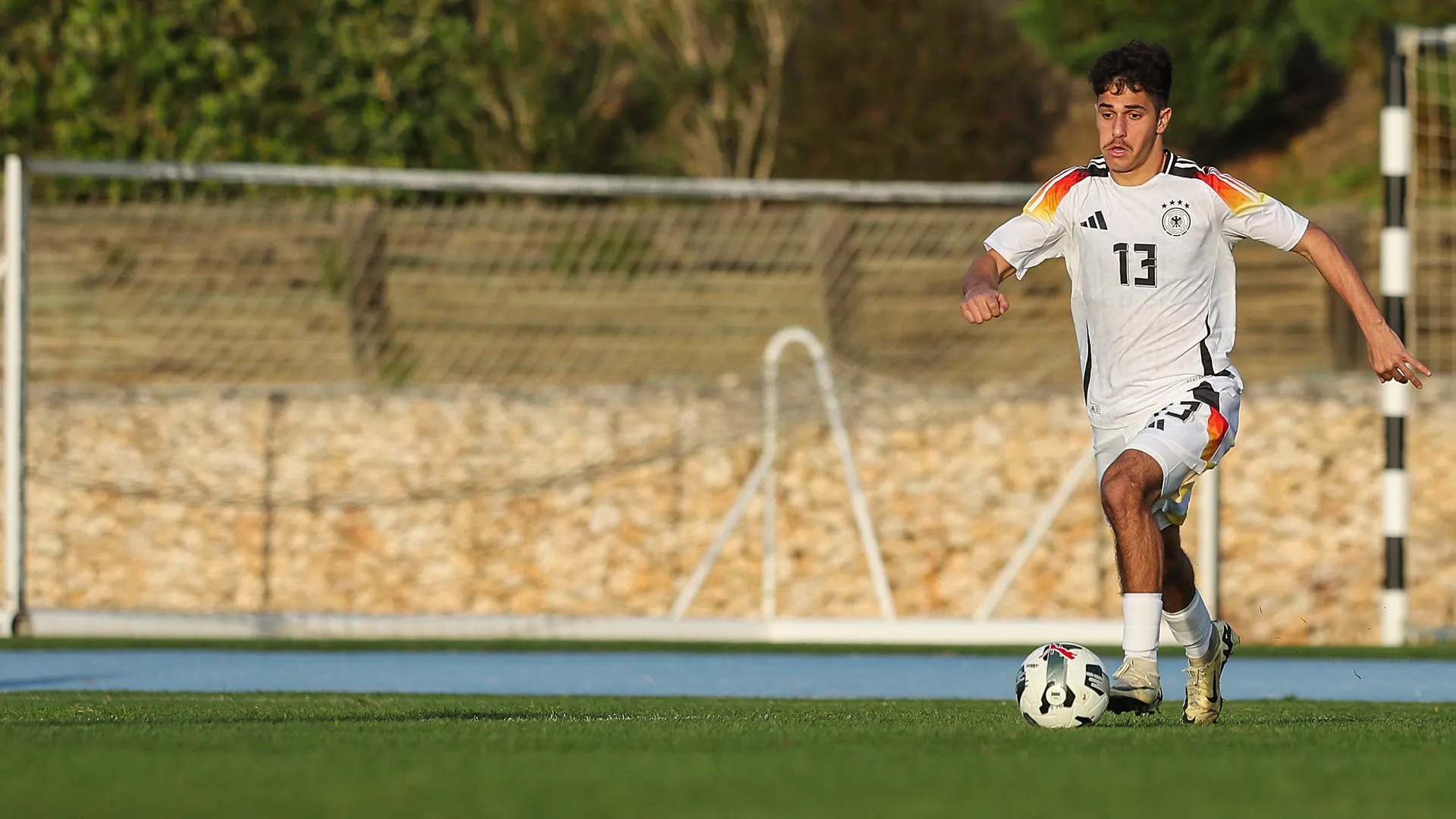 Il giocatore si sta mettendo in mostra nelle squadre Under 19 e Under 23 della società della capitale