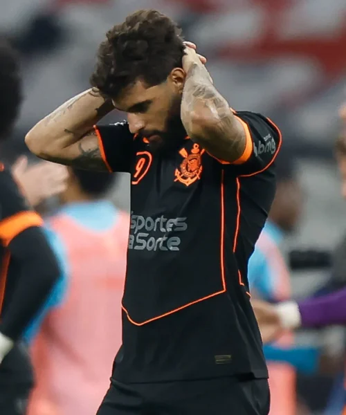 Il portiere para il rigore comico e poi umilia l’attaccante: le foto