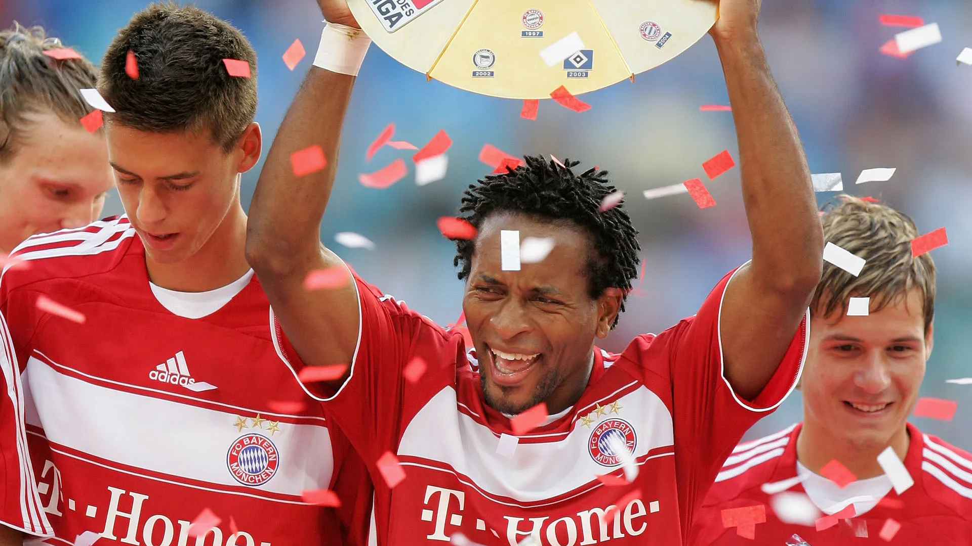 L'ex giocatore brasiliano del Bayern Zé Roberto stupisce a 51 anni con il suo fisico