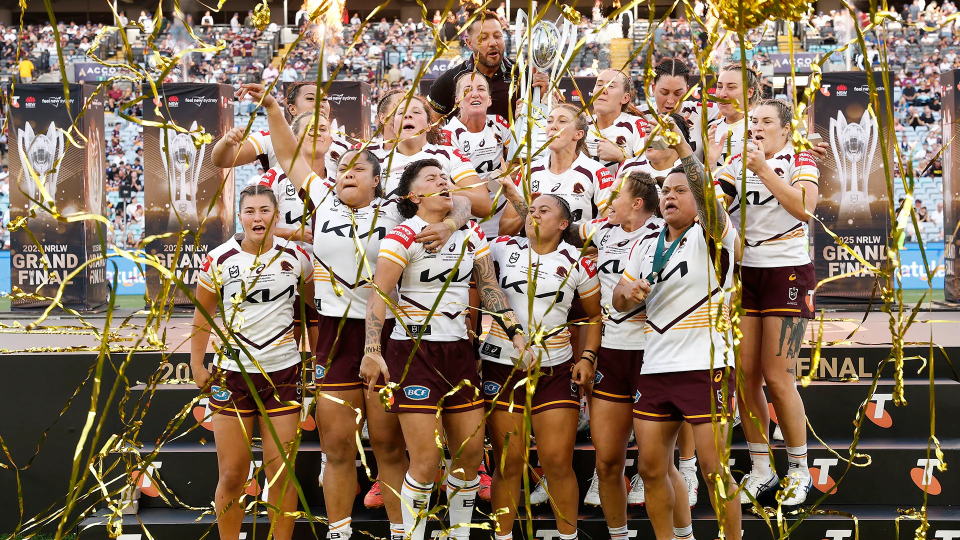 Le campionesse sono rimaste a lungo in campo per festeggiare con i tifosi