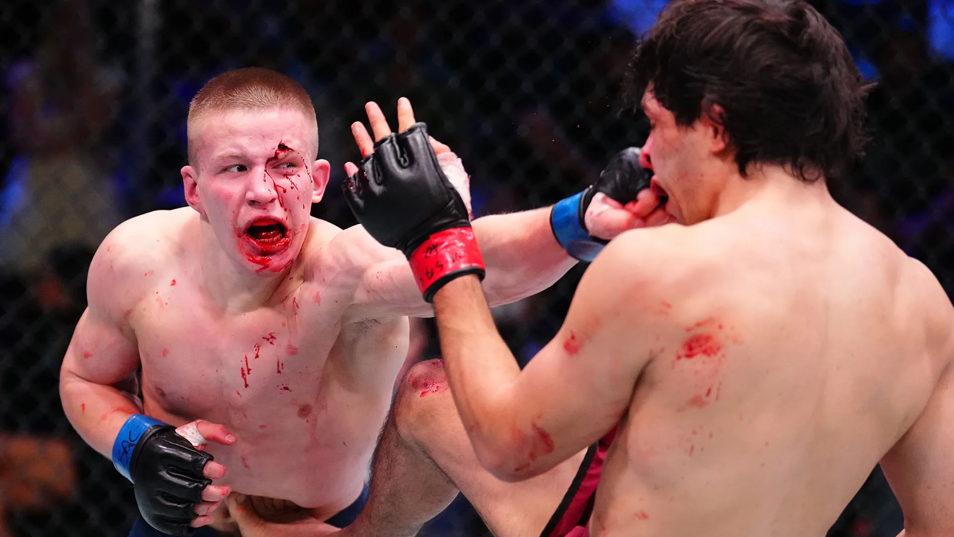 Vologdin ha iniziato forte, usando il suo stile da karate e combinazioni per tenere Martinetti sotto pressione