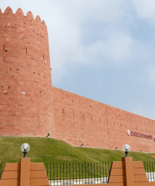 Sembra una fortezza, in realtà è uno stadio: le foto del particolarissimo impianto