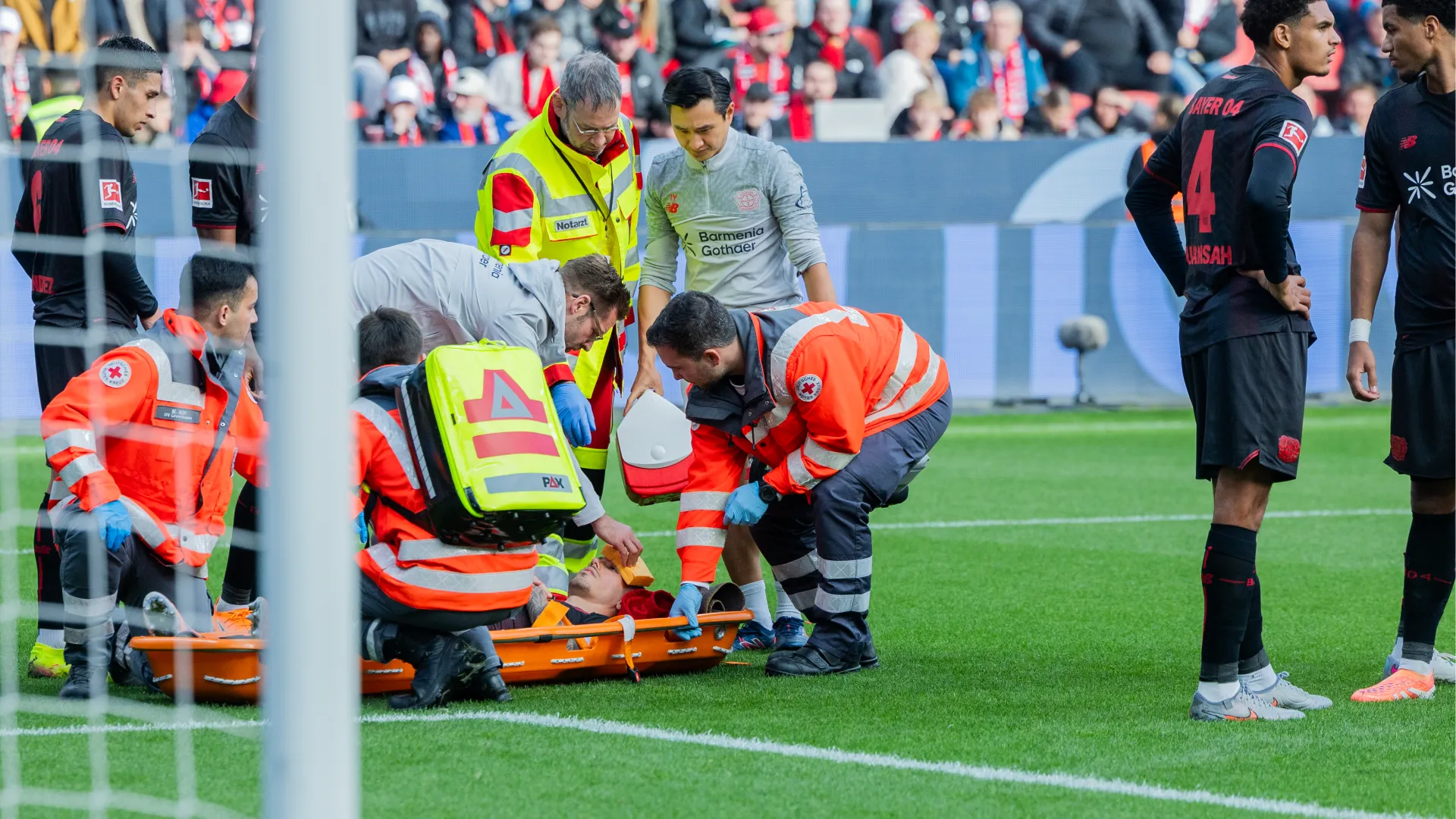 Oltre allo staff medico del Bayer Leverkusen sono arrivati anche i medici che erano a bordocampo

