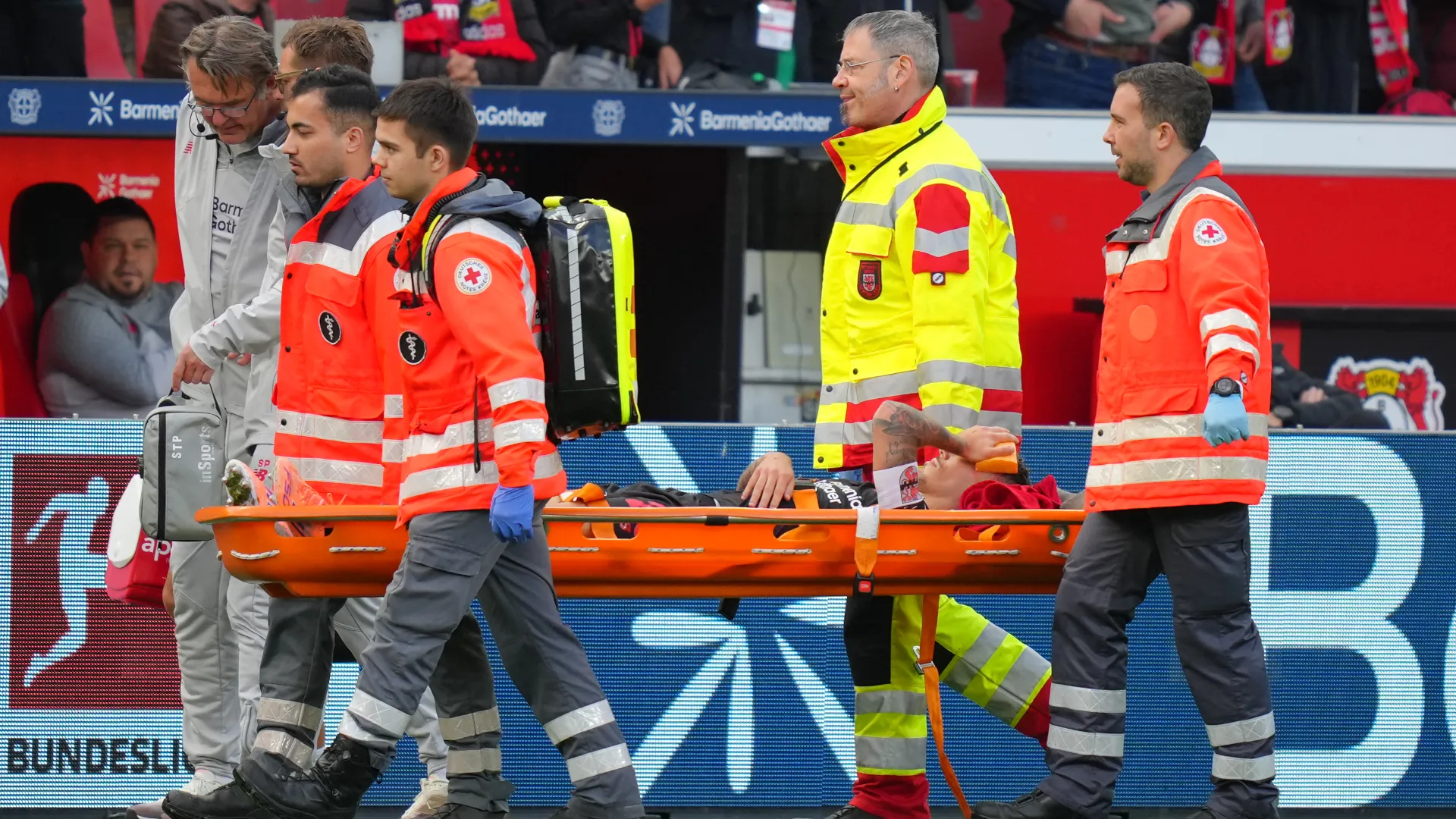 Molti tifosi hanno applaudito il calciatore in segno di incoraggiamento
