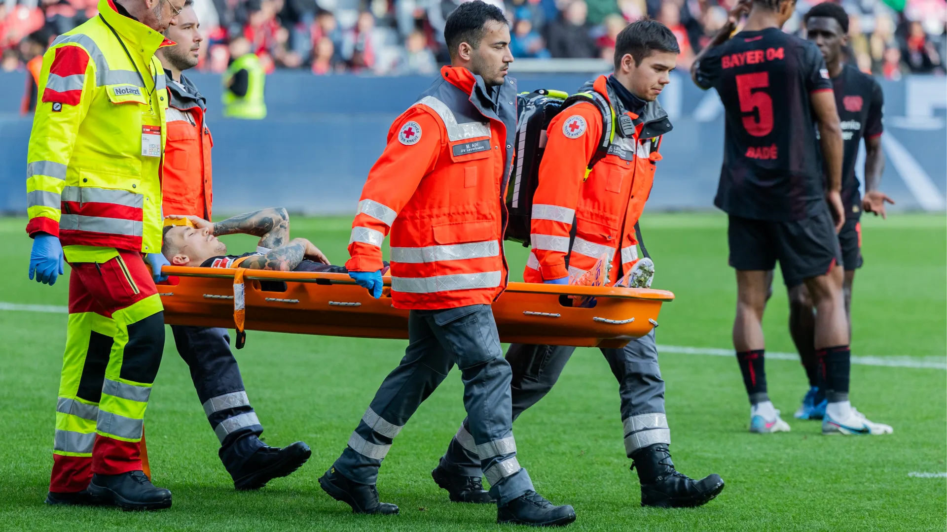 I dottori l'hanno portato fuori dal campo poco prima dell'intervallo
