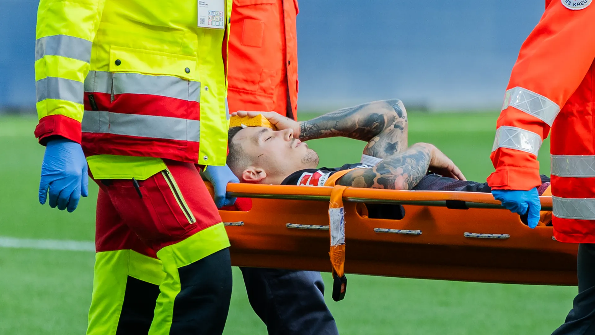Dopo le prime medicazioni, il calciatore è stato caricato sulla barella
