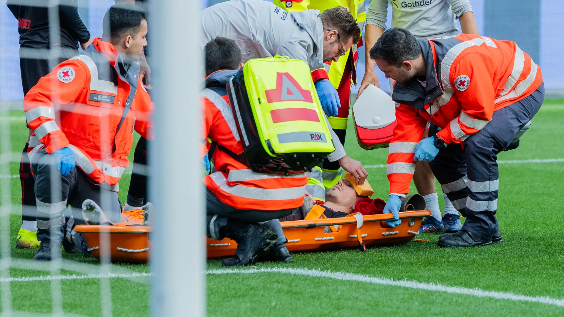 L'arbitro ha interrotto il gioco e ha chiesto subito l'intervento dei dottori
