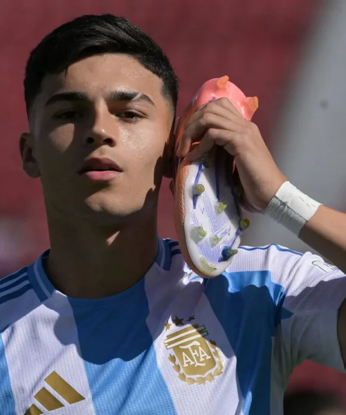 Un telefono mai visto: le foto della curiosa esultanza del campione