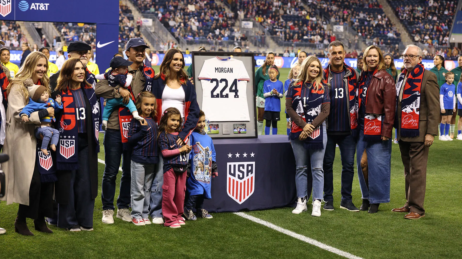 C'erano tante ex compagne di Alex Morgan per salutarla