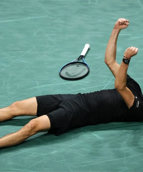 A Parigi Alexander Zverev rimonta Daniil Medvedev e si regala la semifinale con Jannik Sinner