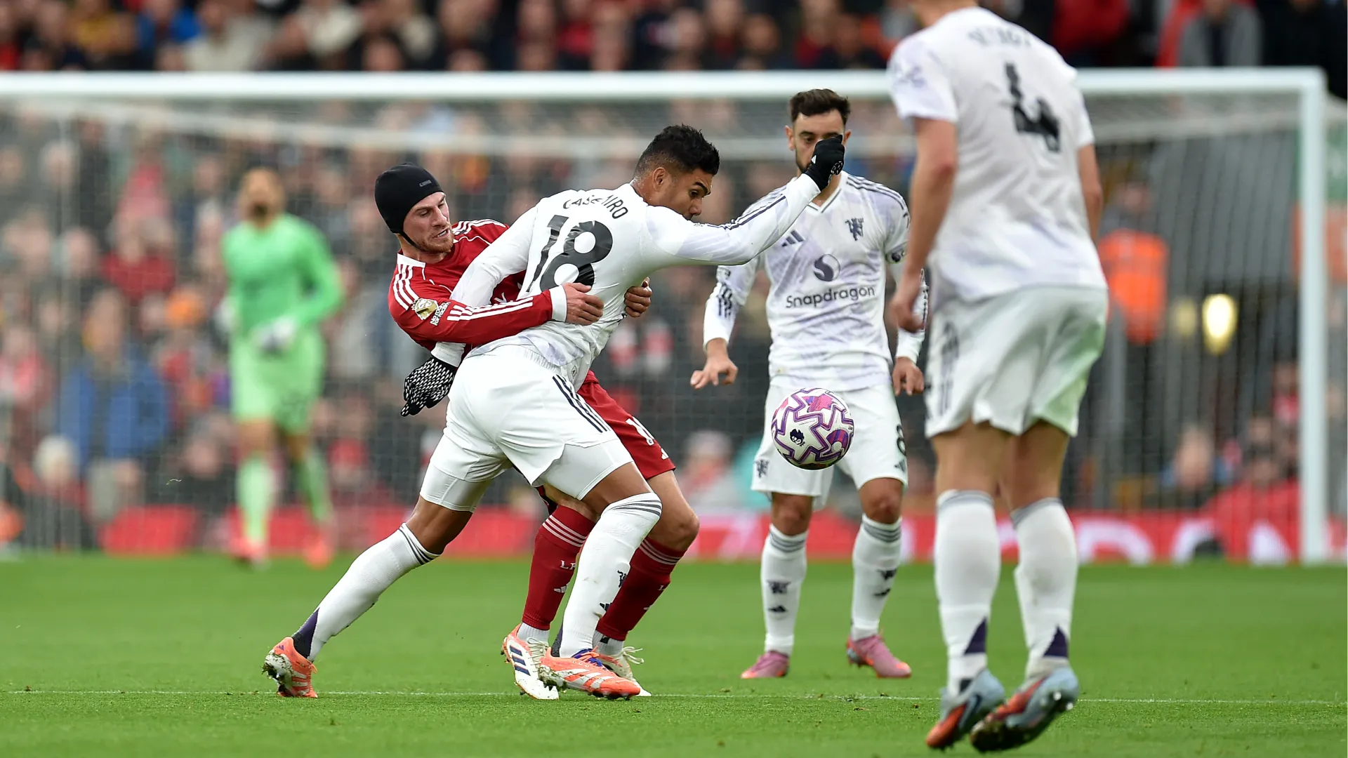 La fasciatura non gli ha impedito di lottare contro Casemiro e compagni