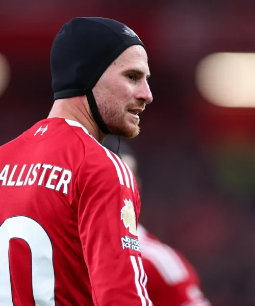 C’è un nuotatore in campo ad Anfield: le foto