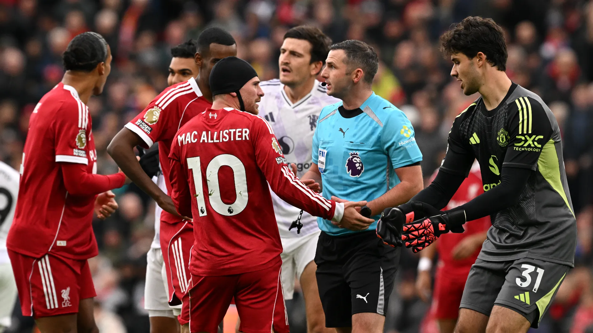 Eccolo mentre discute con il portiere avversario Lammens