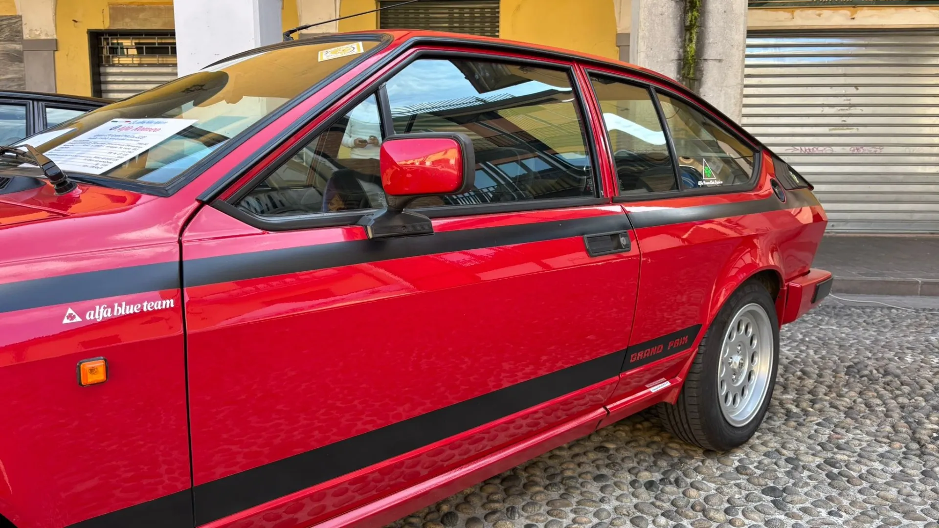 Paraurti, minigonne e calotta dell’unico specchietto sinistro erano verniciati come la carrozzeria