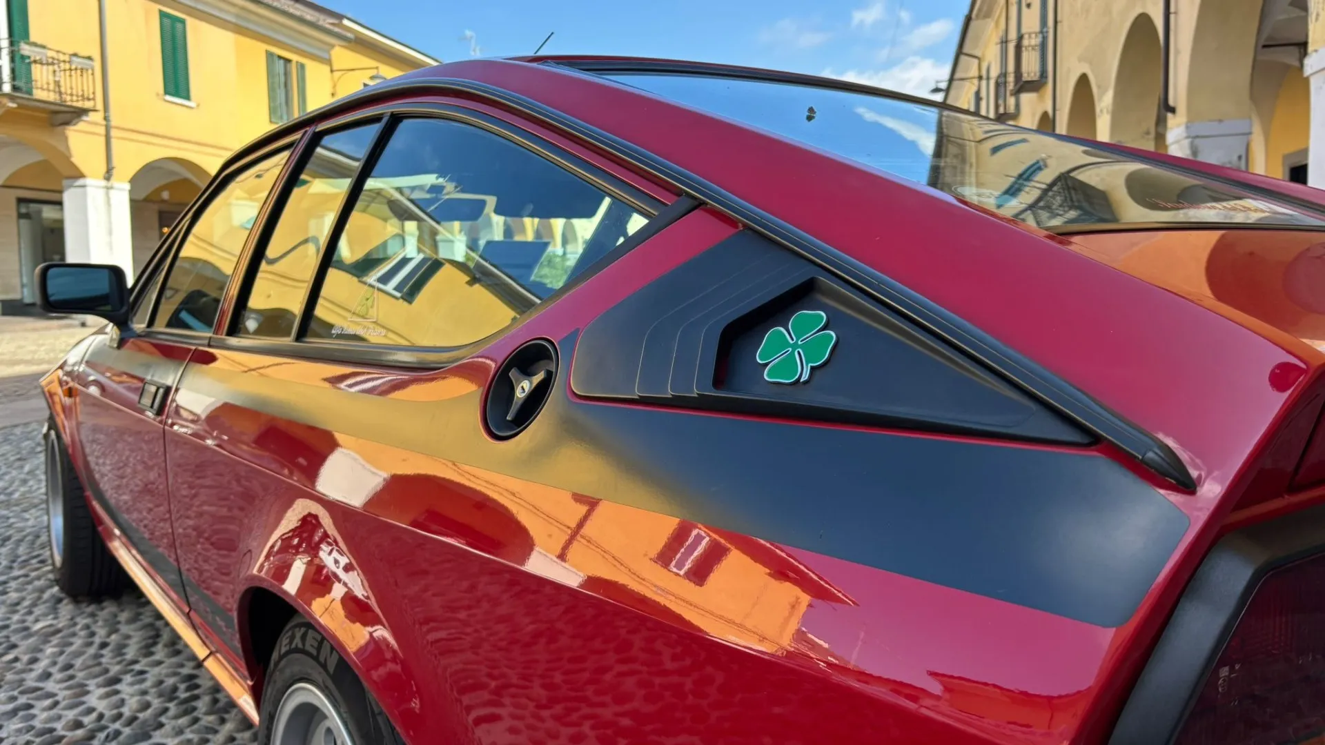 A completare il look comparivano due grandi quadrifogli verdi sugli sfoghi d’aria posteriori