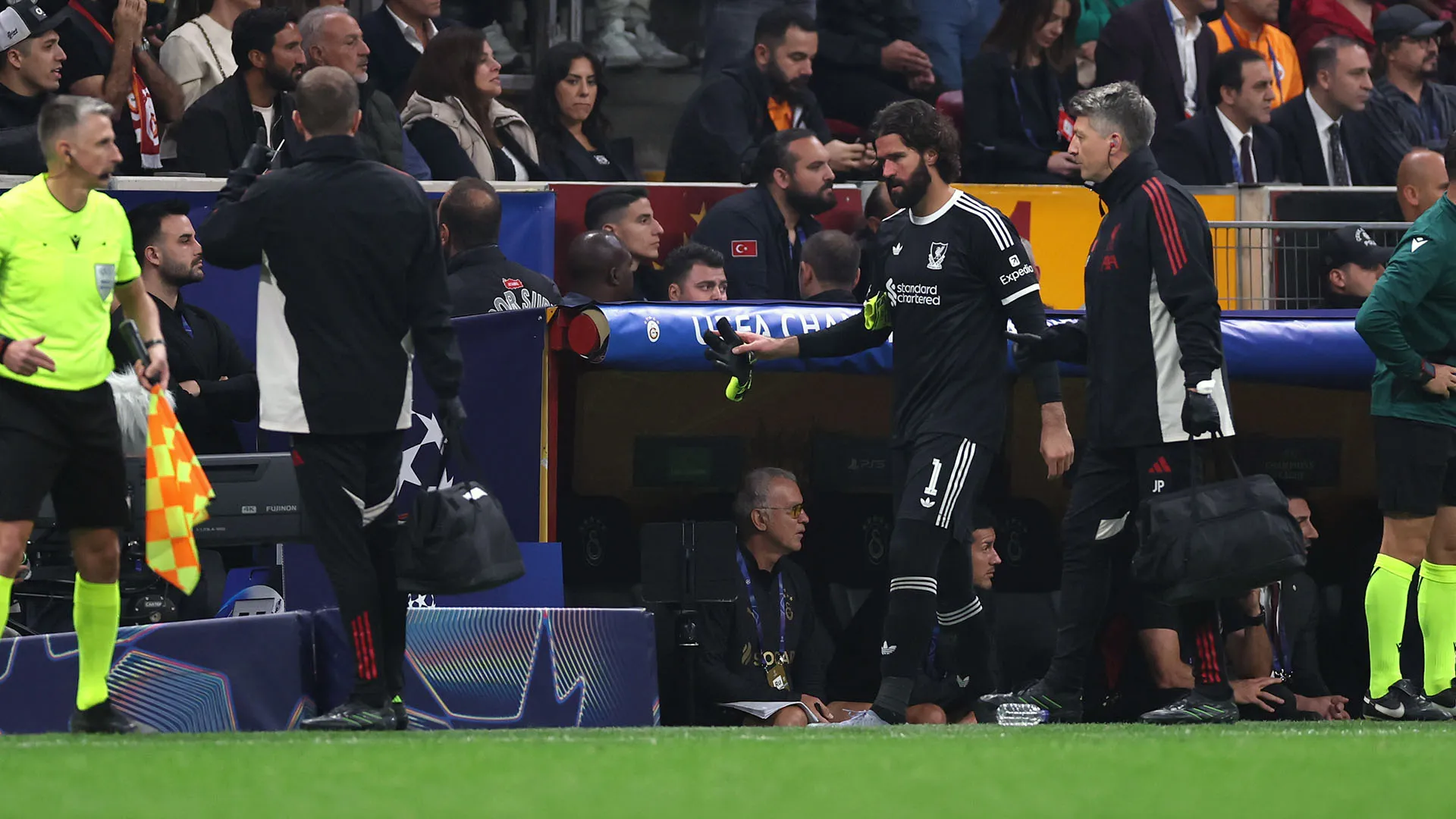 Sfortunatissimi i Reds che hanno perso Alisson per infortunio al minuto 56
