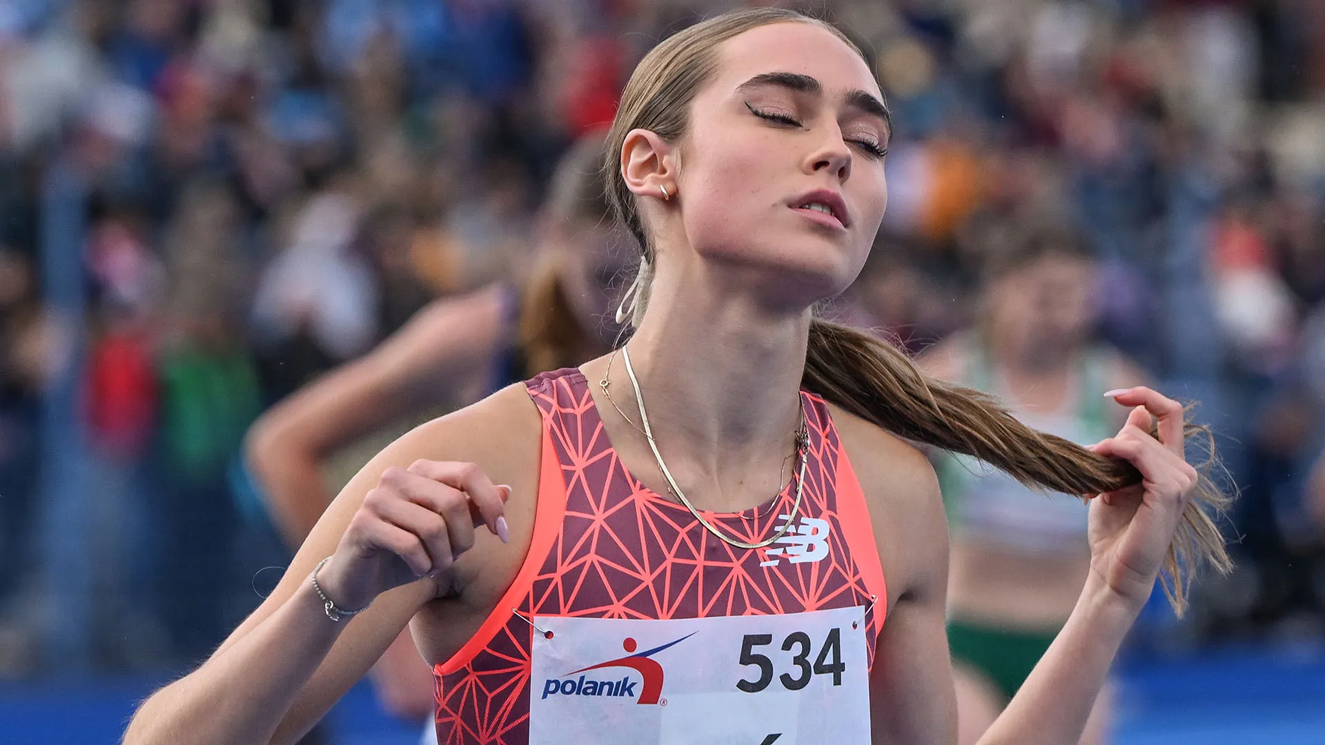 Atleta precoce e di grande talento, a 16 anni ha vinto il titolo nazionale polacco Under 18 sui 400 metri, abbassando poi il record nazionale giovanile