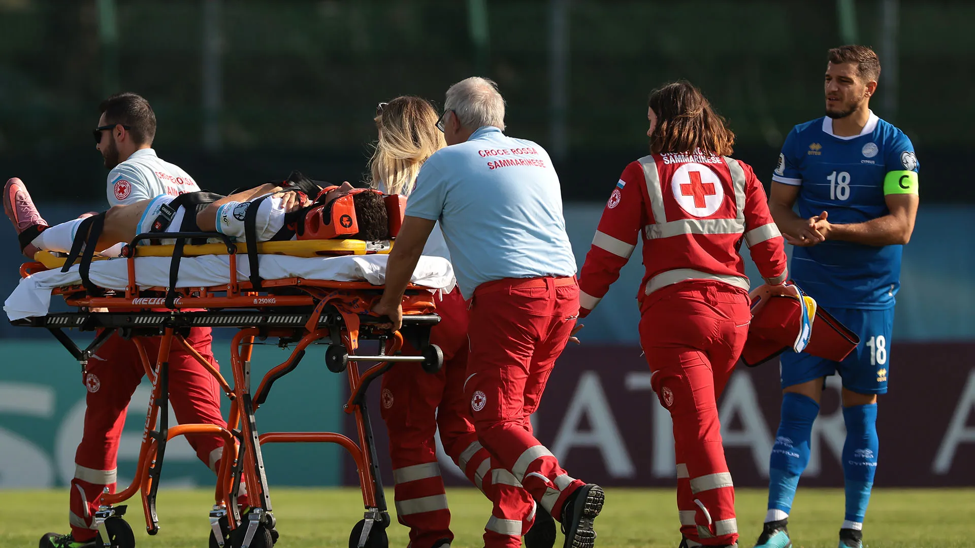 Lo staff medico è riuscito a immobilizzarlo bloccandogli la parte alta del busto