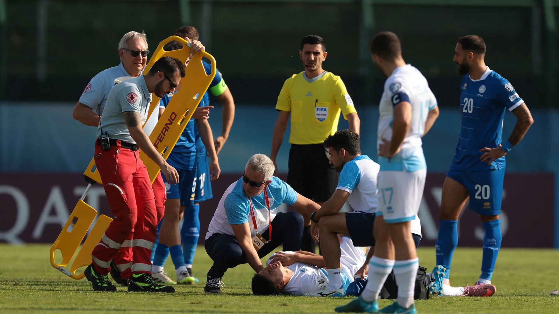 Il gioco è rimasto fermo per cinque minuti, mentre si svolgevano le cure del giocatore in campo