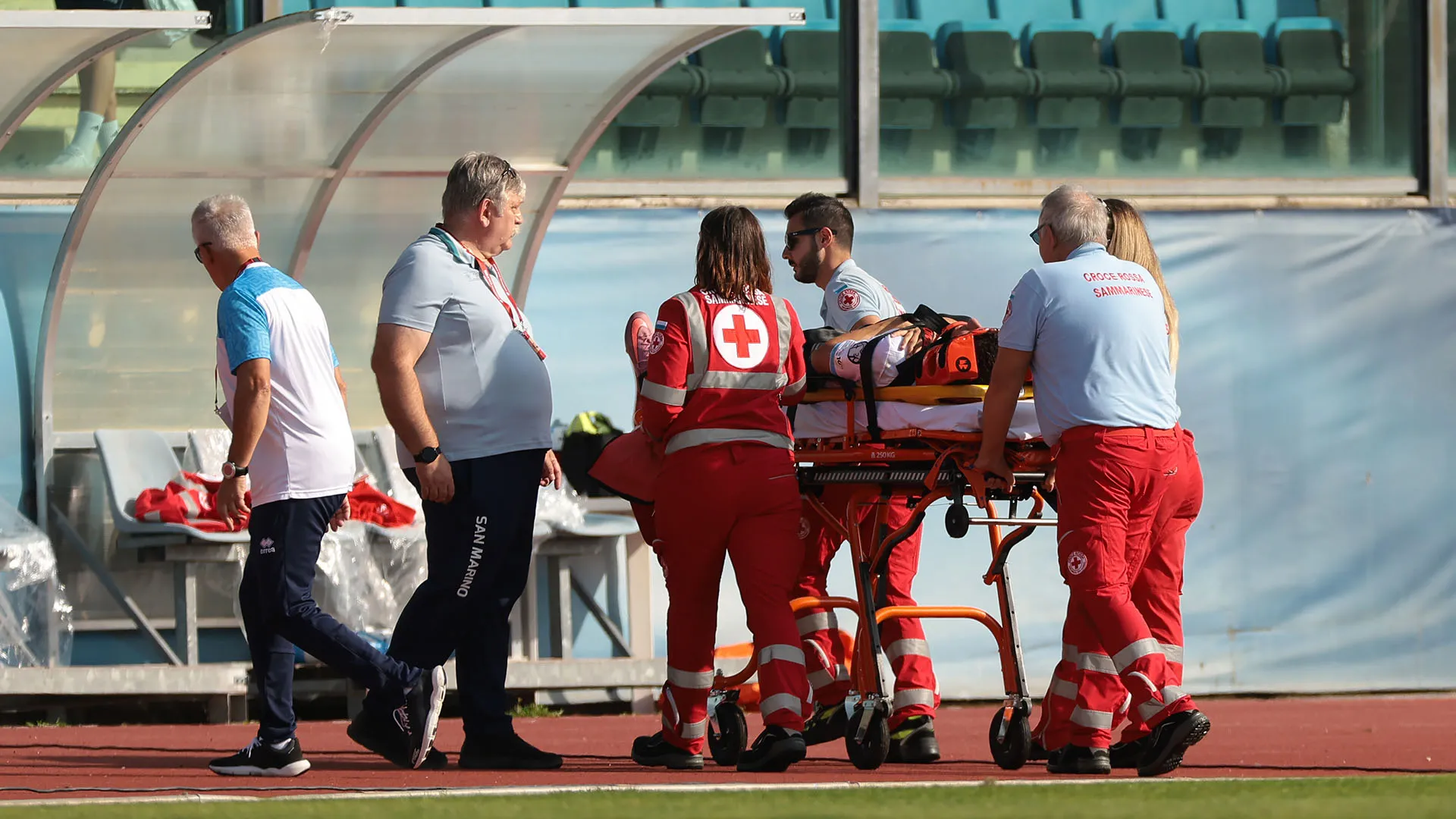 Quindi lo ha posizionato su una barella e lo ha trasportato fuori dal campo