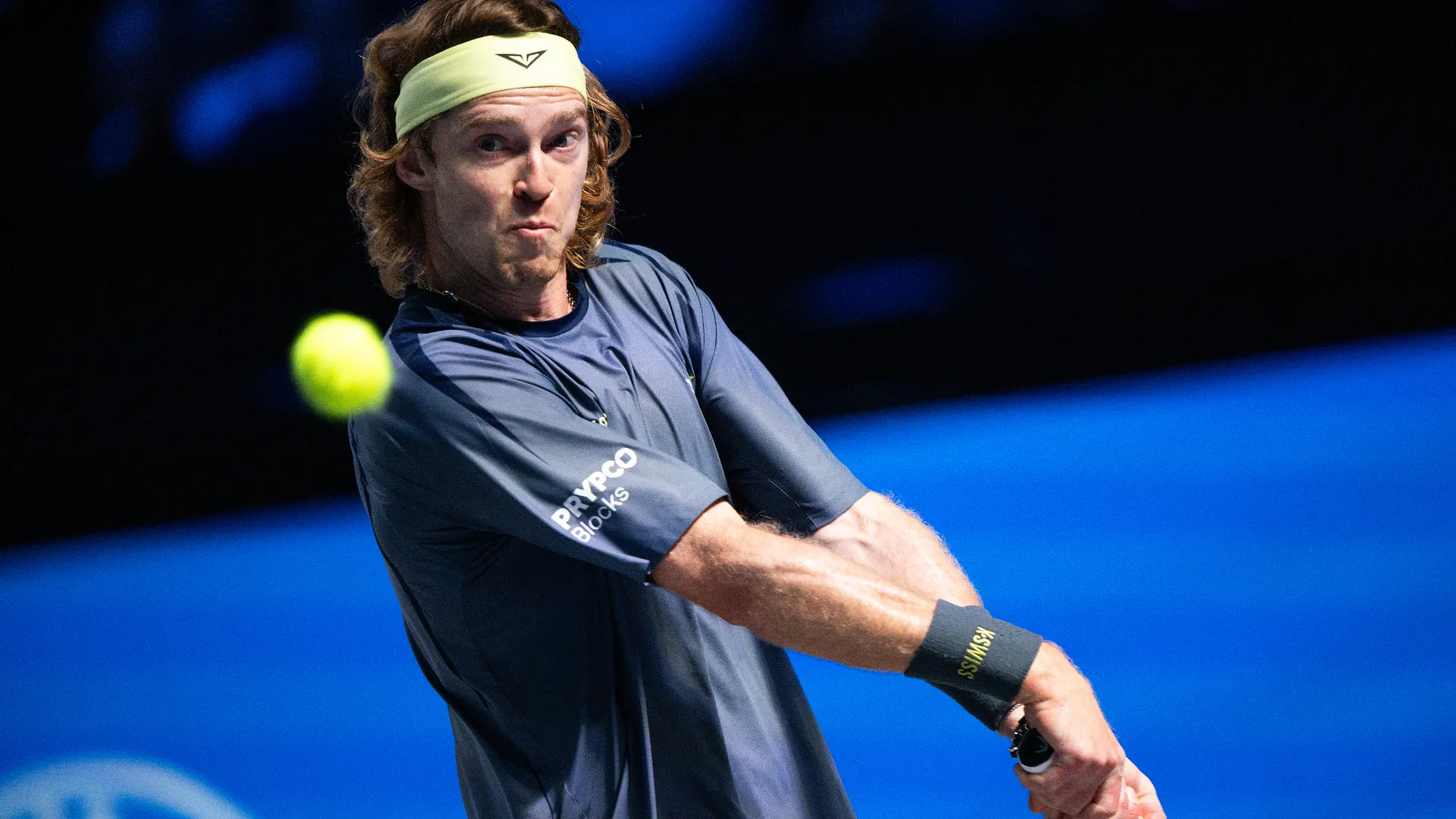 Dopo alcuni colpi sbagliati, il tennista russo ha perso la pazienza