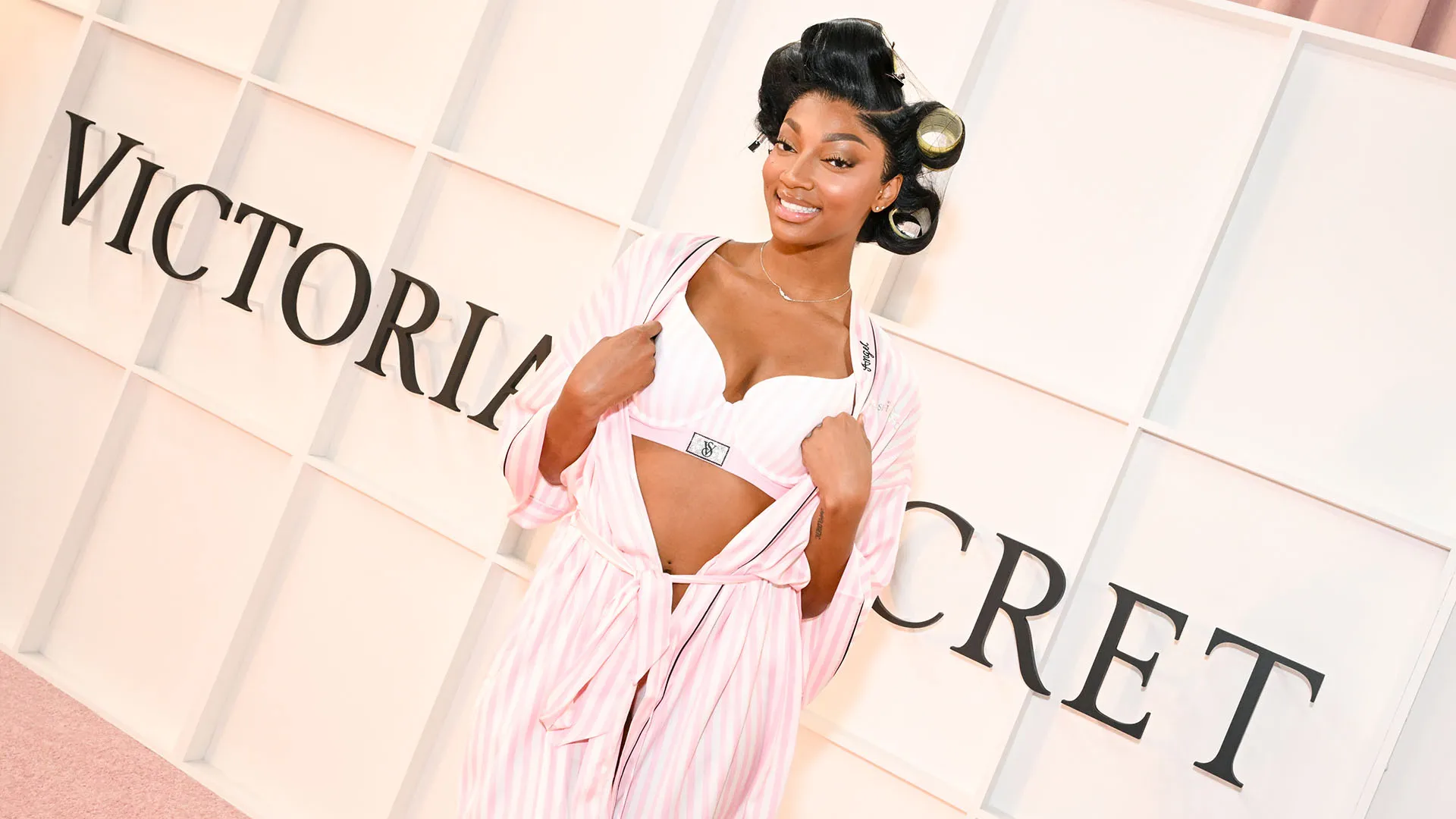 Angel Reese è la prima sportiva a sfilare per Victoria's Secret