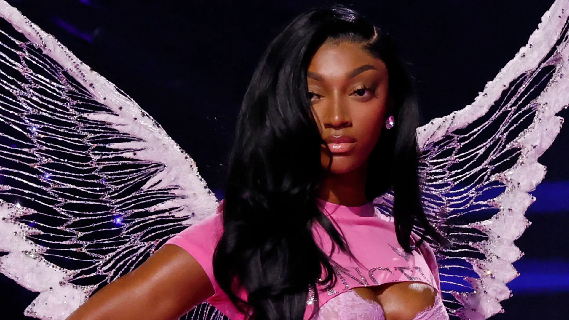 Angel Reese ha assunto un esperto di moda per perfezionare la sua camminata in passerella