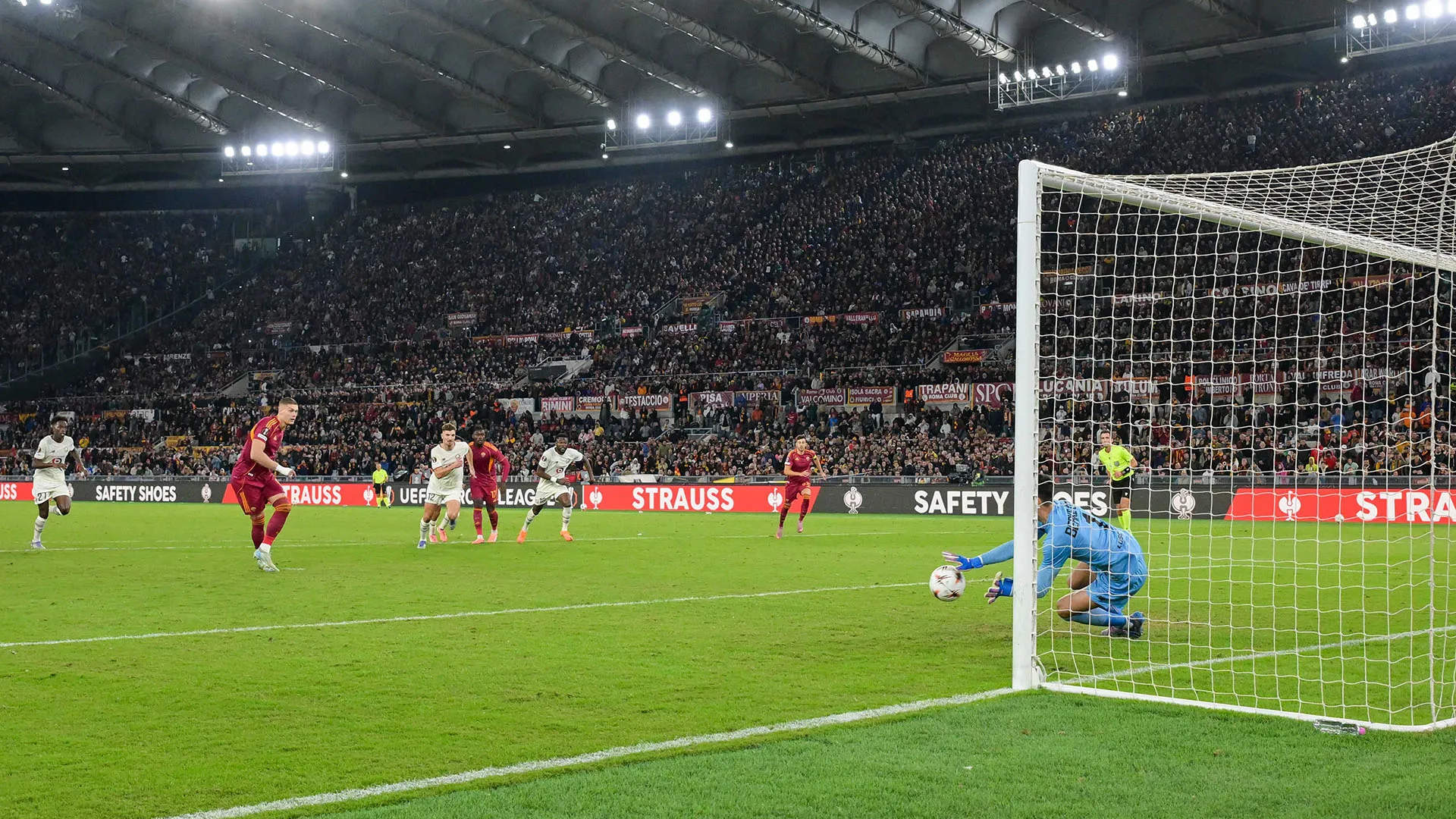Episodio rarissimo quello visto nel finale della sfida tra Roma e Lille
