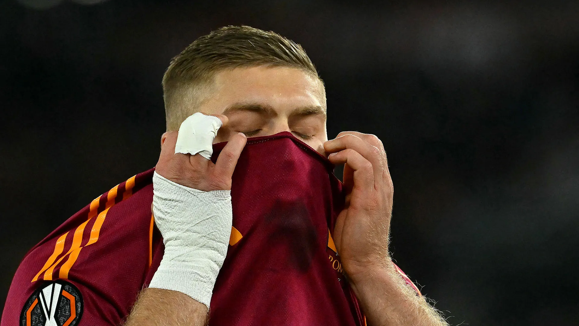 L'arbitro ha assegnato un calcio di rigore ai giallorossi per fallo di mano. Dal dischetto è andato Artem Dovbyk che ha sbagliato
